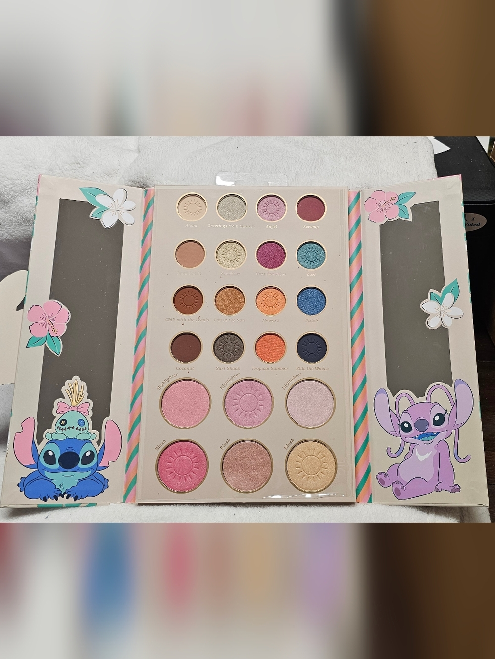 Large Stitch Face & Eyeshadow Palette - Picture 2 of 3